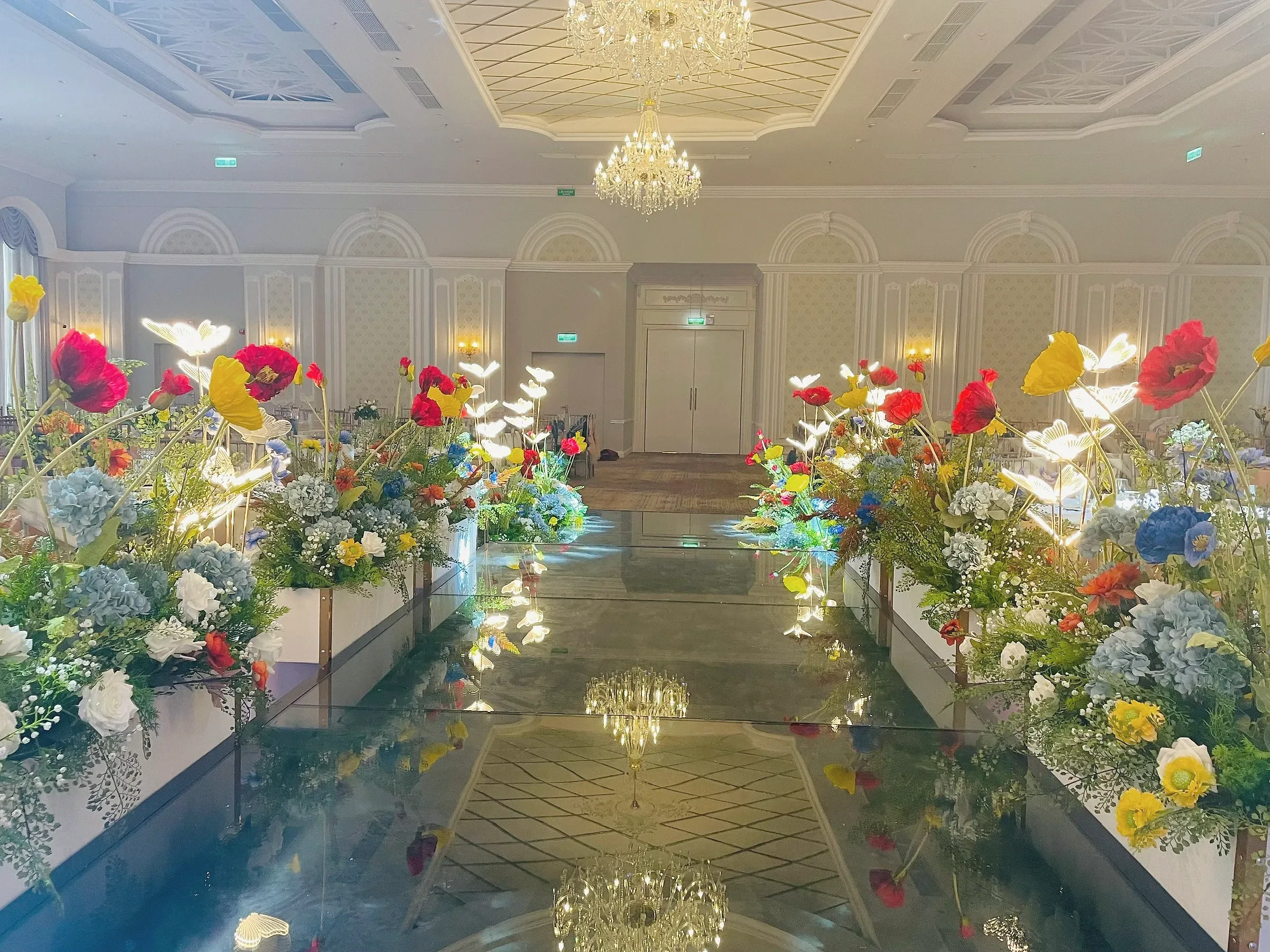 Lối đi hoa trong sảnh MerPerle Đà Lạt