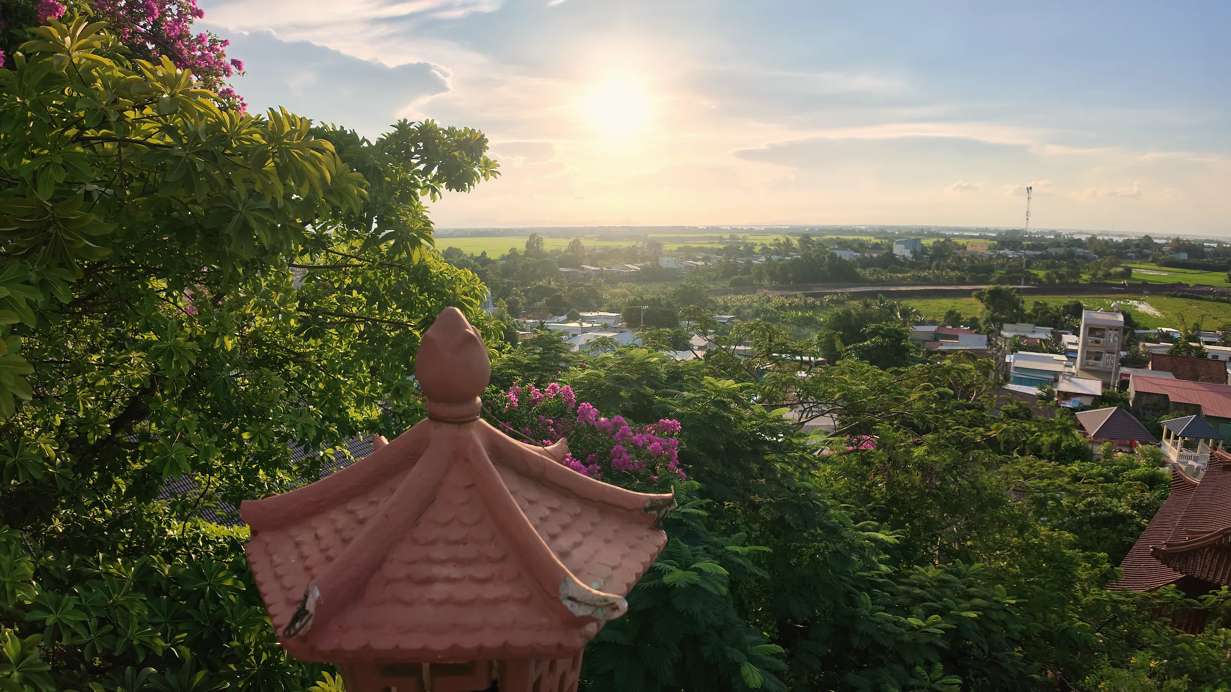 Mái ngói đỏ ở Chùa Hang trên triền Núi Sam, nhìn xuống đồng bằng lúc chiều