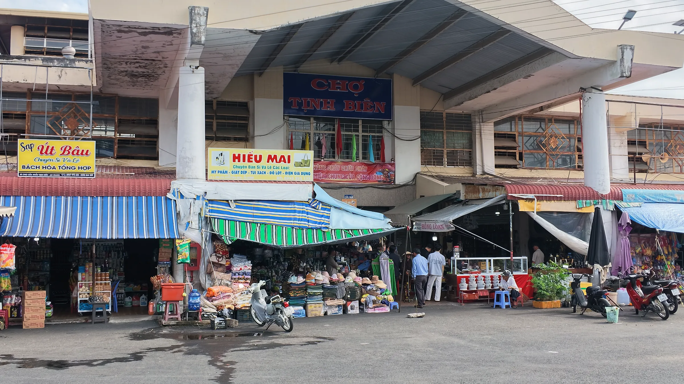 Cổng chợ Tịnh Biên và các sạp hàng phía trước