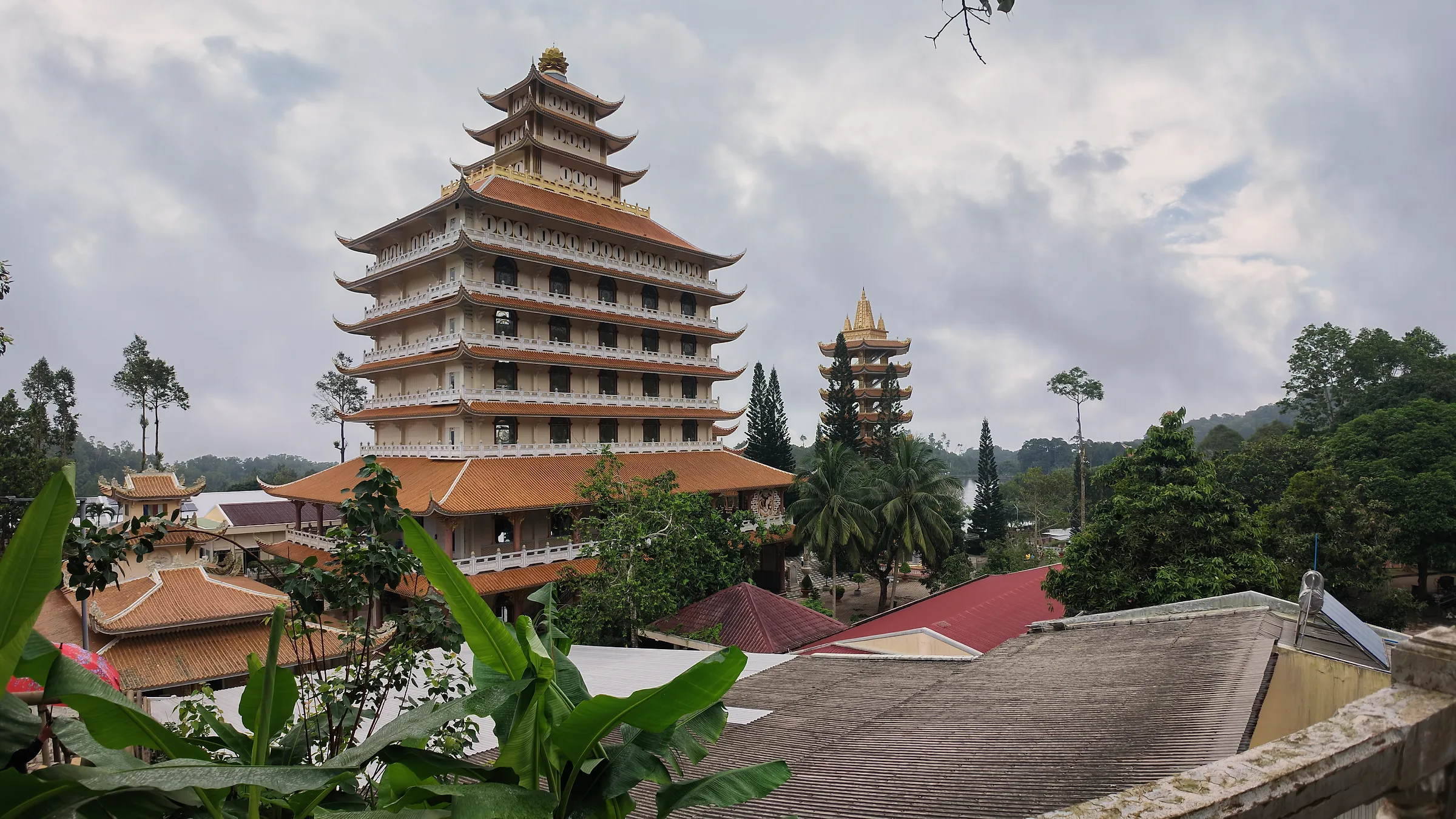 Chùa nhiều tầng giữa rừng cây trên Núi Cấm