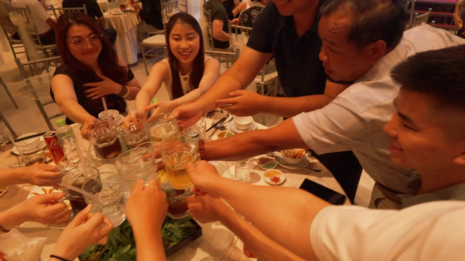 Cả bàn nâng ly trong gala dinner