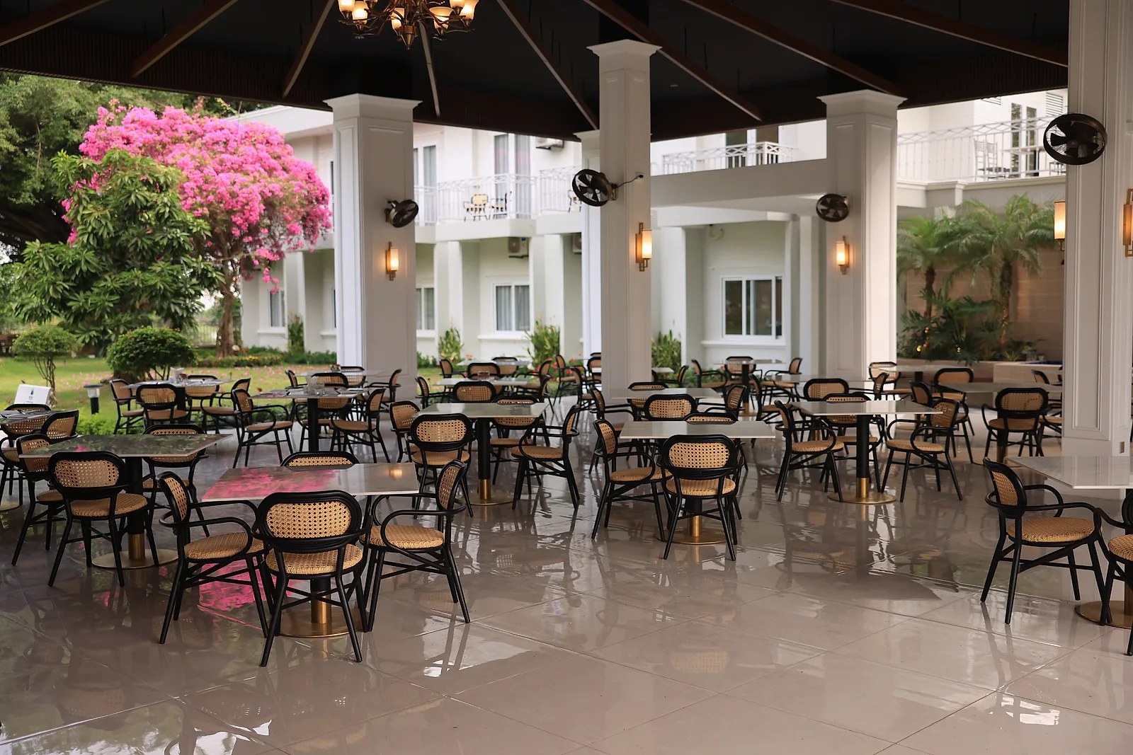 Nhà hàng mái mở giữa vườn hoa giấy ở MerPerle Nui Sam Resort