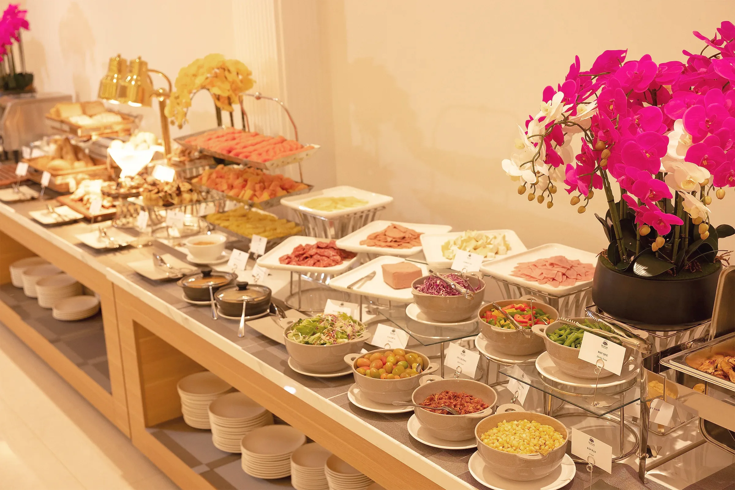 Quầy buffet tại MerPerle Núi Sam